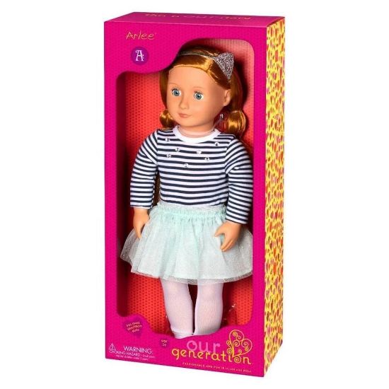 صورة دمية آرلي من "اور جينيريشن" هي دمية عصرية بطول 46 سم، تتميز بشعر أحمر طويل وناعم وعيون زرقاء لامعه 